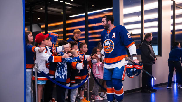 20250929_PREGAME_NYI_NYR_HIVEFIVELINE-12