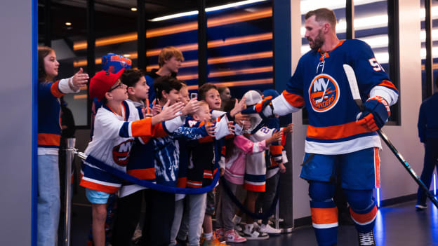 20250929_PREGAME_NYI_NYR_HIVEFIVELINE-8