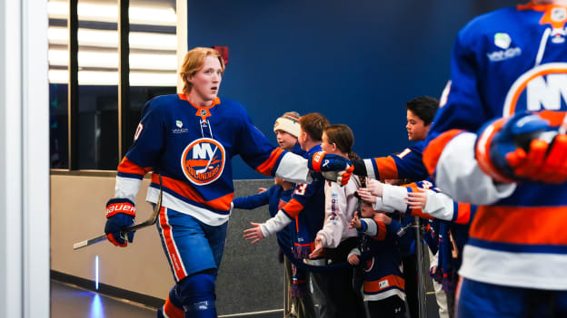 20251126_BOS_NYI_HIGHFIVELINE-4