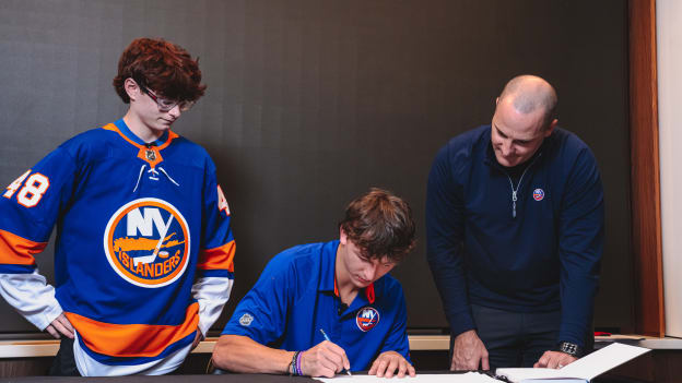 20250804_SCHAEFER_JERSEY_REVEAL_LOCKERROOM_BATCH1-66