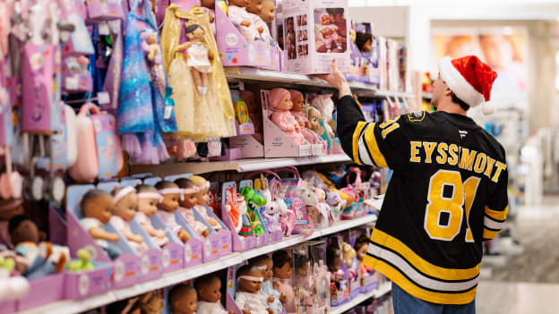 20251110_NG_Bruins_HolidayShopping_044