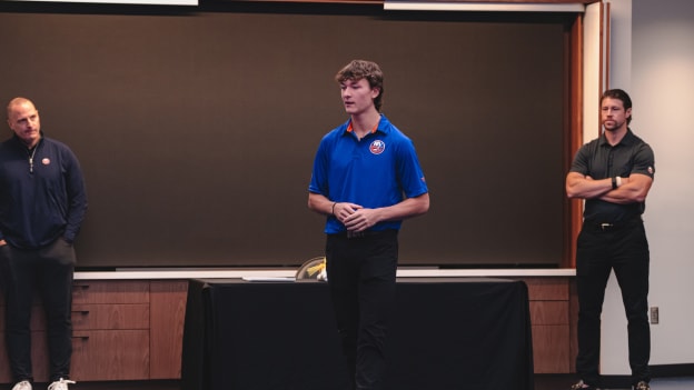 20250804_SCHAEFER_JERSEY_REVEAL_LOCKERROOM_BATCH1-55