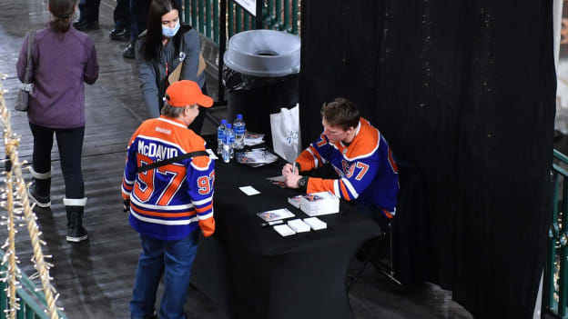 West Edmonton Mall Autograph Session