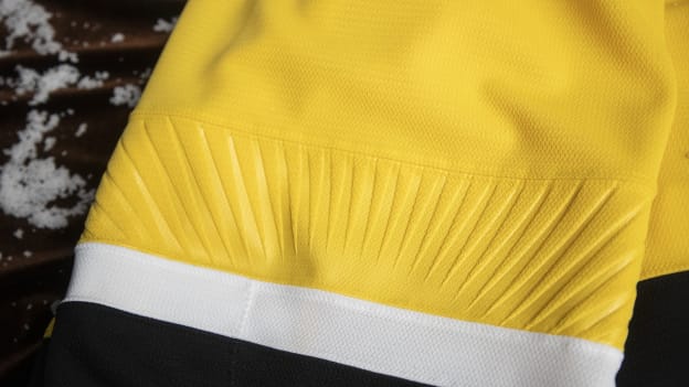 2025_11_19_NHL_StadiumSeries_Bruins_Product_001173