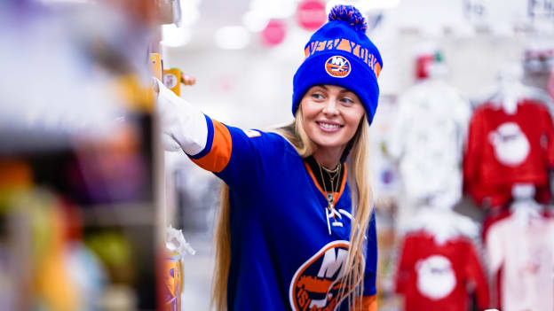 PHOTOS: Islanders Wives and Girlfriends Shop for Holiday Hospital Visits