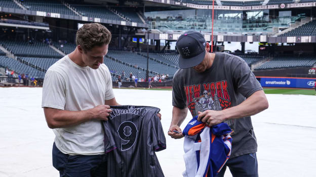 PHOTOS: Anders Lee Throws First Pitch at Mets Game