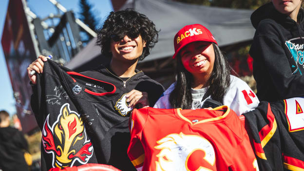 20251011_C_OF_RED_MOMENTS_RED_CARPET_FLAEF8A6030BK