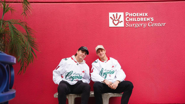 20231218_CoyotesPHXCHPlayerVisit_00-97