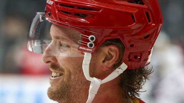 20251107_CGY_vs_CHI_FLA0028_GT