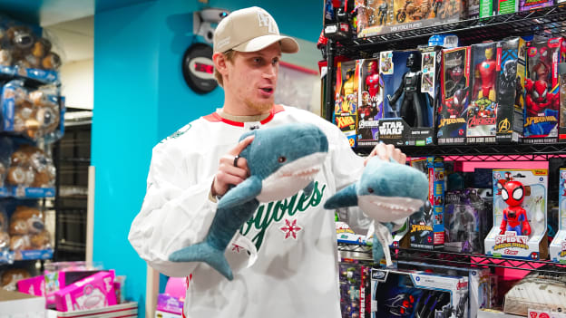 20231218_CoyotesPHXCHPlayerVisit_00-75