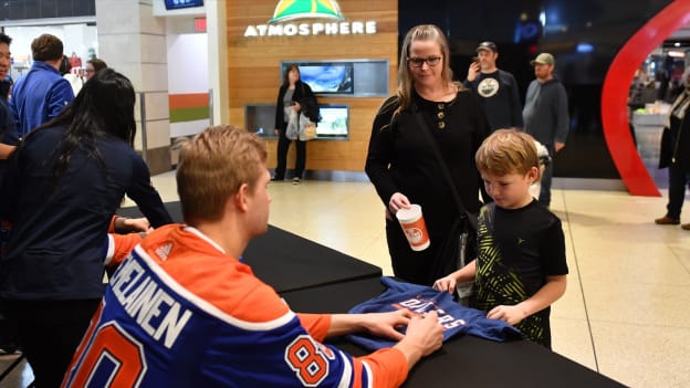 West Edmonton Mall Autograph Session