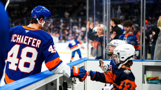 20251126_BOS_NYI_HIGHFIVELINE-1