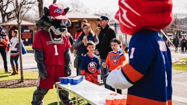 20250301_NSH_NYI_MASCOTS-11