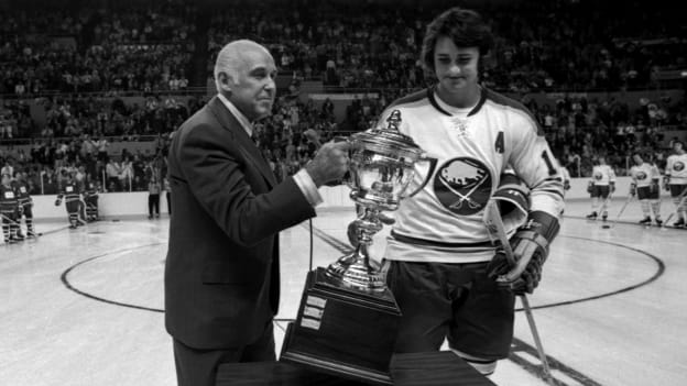 PERREAULT(AWARD)_101473_162-5_30 mediawall