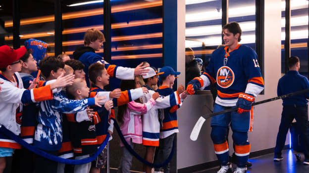 20250929_PREGAME_NYI_NYR_HIVEFIVELINE-15