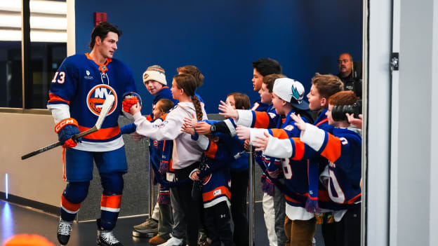 20251126_BOS_NYI_HIGHFIVELINE-8