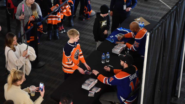 West Edmonton Mall Autograph Session