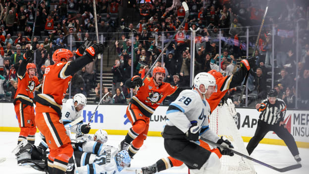 0db6a696-80f6-47a1-927c-996c1689737811182025__Utah_Mammoth_v_Anaheim_Ducks__Debora_Robinson
