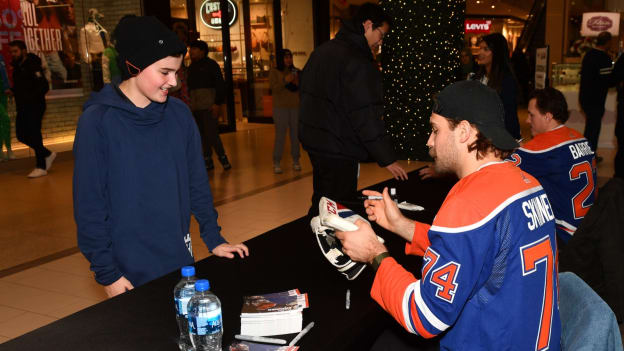 West Edmonton Mall Autograph Session