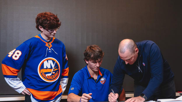 20250804_SCHAEFER_JERSEY_REVEAL_LOCKERROOM_BATCH1-67