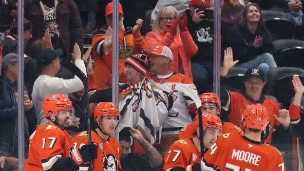 20250929_Sharks_Ducks_Robinson_0393