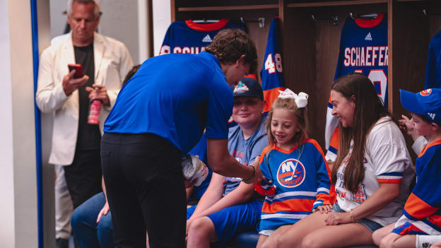 20250804_SCHAEFER_JERSEY_REVEAL_LOCKERROOM_BATCH1-45