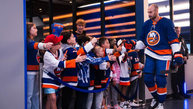 20250929_PREGAME_NYI_NYR_HIVEFIVELINE-7