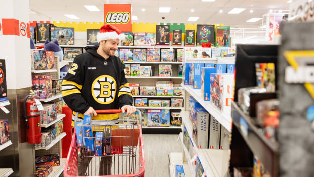 20251110_NG_Bruins_HolidayShopping_061