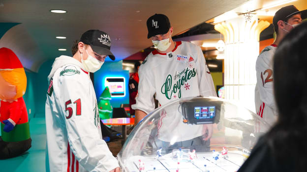 20231218_CoyotesPHXCHPlayerVisit_00-32