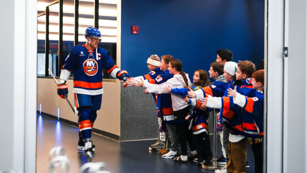 20251126_BOS_NYI_HIGHFIVELINE-2