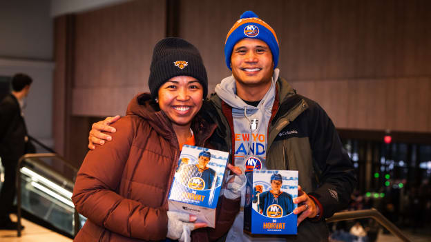 20260131_NSH_NYI_HORVAT_BOBBLE_FANS_RECEIVING-7