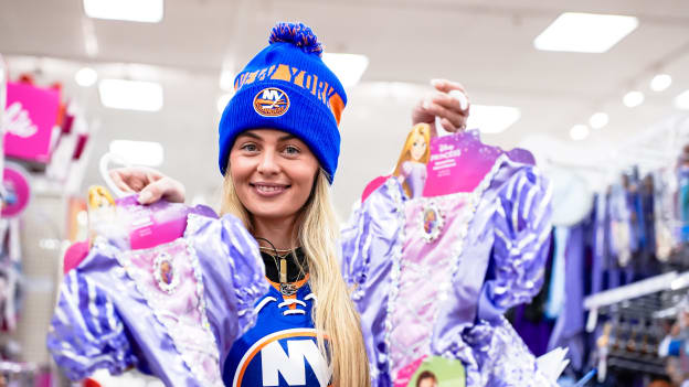 PHOTOS: Islanders Wives and Girlfriends Shop for Holiday Hospital Visits