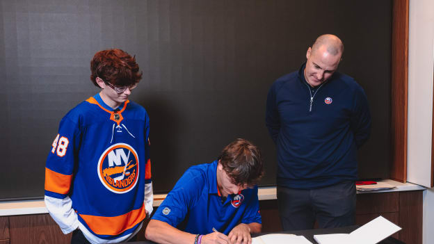 20250804_SCHAEFER_JERSEY_REVEAL_LOCKERROOM_BATCH1-63