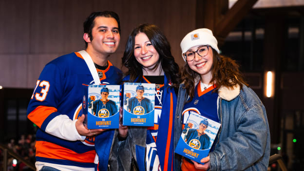 20260131_NSH_NYI_HORVAT_BOBBLE_FANS_RECEIVING-8