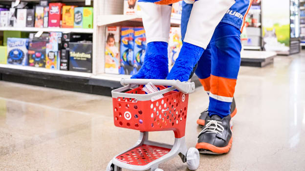 PHOTOS: Islanders Wives and Girlfriends Shop for Holiday Hospital Visits