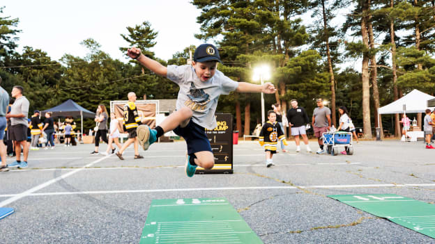 20250905_dle_bruins fan fest hanover49