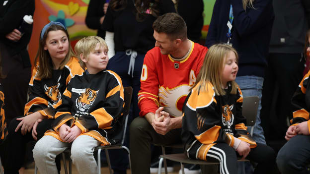 20251121_Floor Hockey_005_ DM