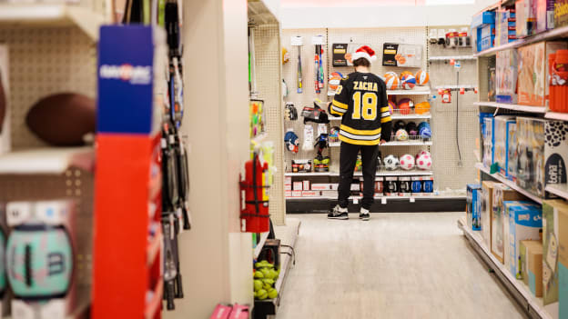 20251110_NG_Bruins_HolidayShopping_103