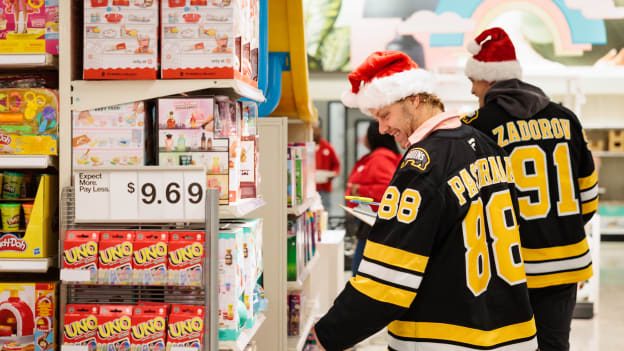 20251110_NG_Bruins_HolidayShopping_012