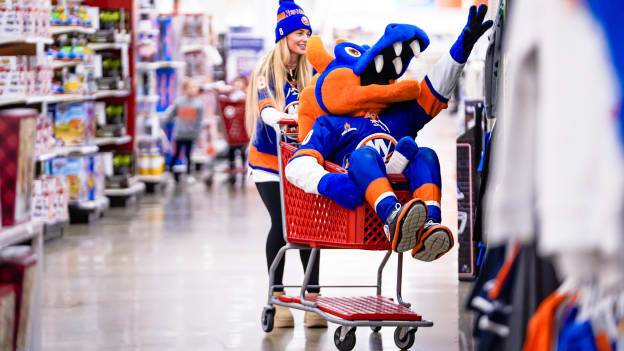 PHOTOS: Islanders Wives and Girlfriends Shop for Holiday Hospital Visits