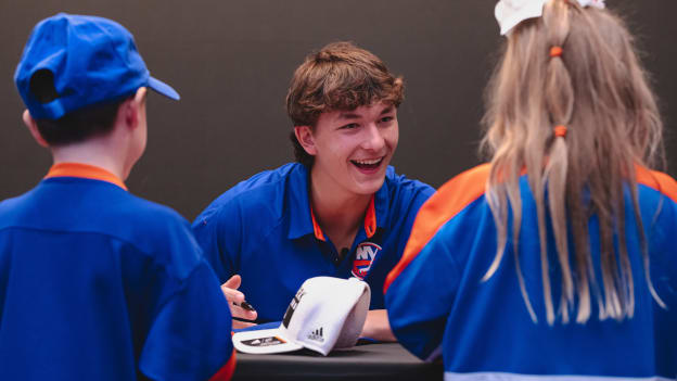 20250804_SCHAEFER_JERSEY_REVEAL_LOCKERROOM_BATCH1-60