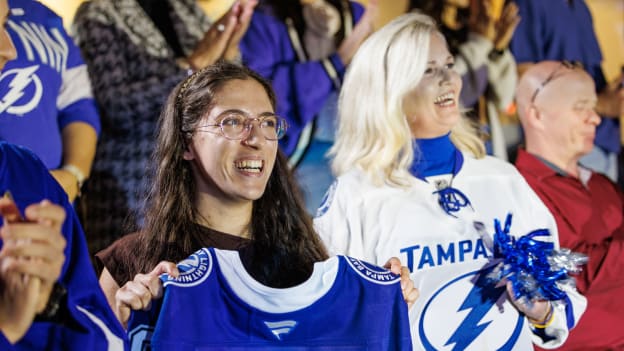 251123TBLvsPHI_HockeyFightsCancer222cbl