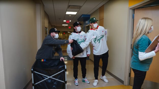 20231218_CoyotesPHXCHPlayerVisit_00-60