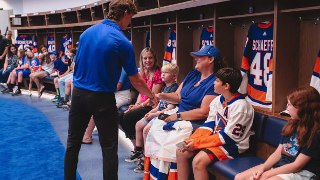 20250804_SCHAEFER_JERSEY_REVEAL_LOCKERROOM_BATCH1-35