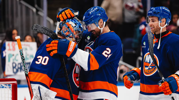 20260322_NYI_CBJ_Mooney_goaliehugs-3