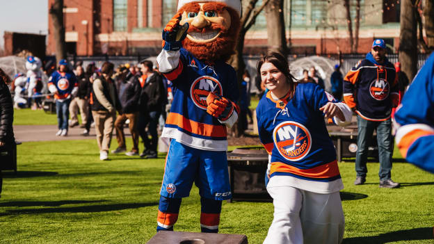 20250301_NSH_NYI_MASCOTS-7