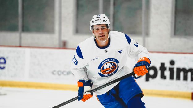 20250919_NYI_TRAININGCAMP_JOHNSTON-05