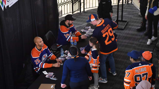 West Edmonton Mall Autograph Session