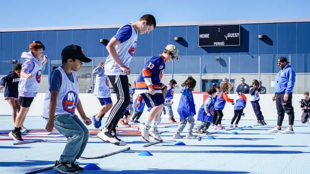 PHOTOS: Military Children Try Hockey For Free