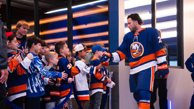 20250929_PREGAME_NYI_NYR_HIVEFIVELINE-1